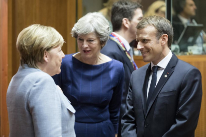 La primera ministra británica, Theresa May, junto a Merkel y Macron en la cumbre de Bruselas. 