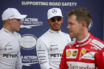 Hamilton cumplió con los pronósticos y se llevó la ‘pole’ por delante de Vettel y Bottas.
