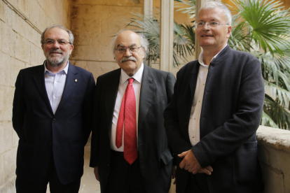 Mas-Colell, ayer con del presidente de la Diputación, Joan Reñé, y el del IEI, Josep M. Solé i Sabaté.