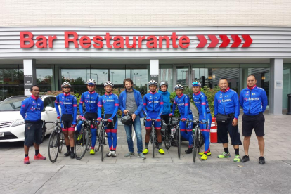 L’equip malai que dirigeix el lleidatà Sergi Escobar, ahir a Lleida, i avui sortirà a la Vuelta a Astúries.