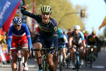 Daryl Impey celebra eufórico su victoria en la sexta etapa de la Volta Ciclista a Catalunya.