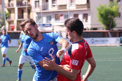 El jugador del Balaguer Carlos intenta impedir el avance de un futbolista del Lleida Esportiu B.