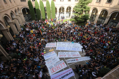 Un millar de estudiantes se manifestaron a favor de la independencia y del referéndum en el claustro del Rectorado de la UdL.