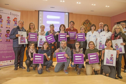 Presentació ahir de la campanya contra la violència de gènere a Tàrrega i els guanyadors del concurs de curts a Binèfar.
