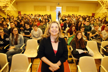 La directora de la Acadèmia del Cinema Català Isona Passola, ayer en el instituto Màrius Torres. 
