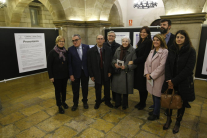 Jordi Pàmias i Rosa Fabregat, acompanyats per les autoritats al pati del Palau de la Paeria, a l’exposició de la Càtedra Màrius Torres.