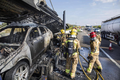 Estado en el que quedó el camión incendiado en la autovía en Ribera d’Ondara.