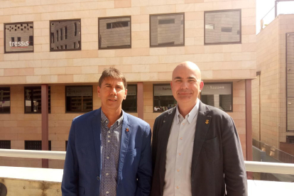 Enric Mir (Borges) i Antoni Villas (Juneda), acompanyats per veïns i altres alcaldes i càrrecs.
