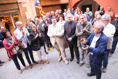 Enric Mir (Borges) i Antoni Villas (Juneda), acompanyats per veïns i altres alcaldes i càrrecs.