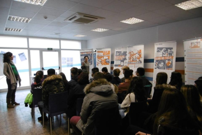 Uno de los talleres impartidos por la Associació Antisida Lleida dirigido a jóvenes.