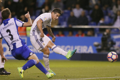 James Rodríguez marca el cuarto gol para el Madrid ante Fernando Navarro, jugador del Deportivo.