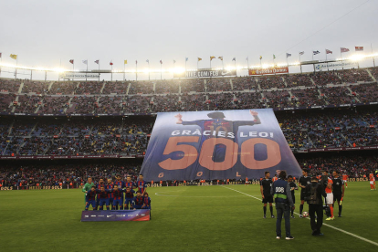 El Camp Nou desplegó una pancarta en homenaje a Messi por sus 500 goles.