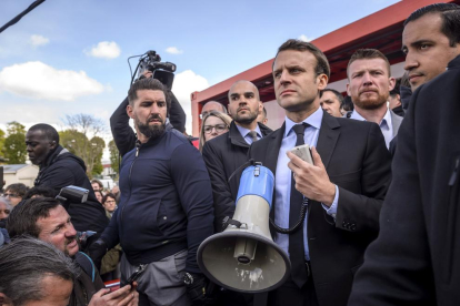 Macron fue abucheado por los trabajadores de una planta en huelga, mientras le Pen fue ovacionada.