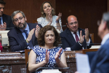 El expresidente, Pedro Antonio Sánchez, a la derecha, aplaudiendo. 