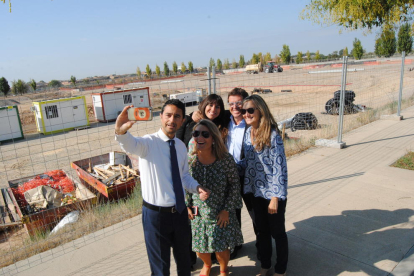 Damià Calvet haciéndose un selfie con miembros del departamento de Territorio y Sostenibilidad.