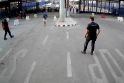Imatges d’una càmera de seguretat que va gravar ahir els fets al pas fronterer de Melilla.