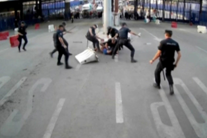 Imatges d’una càmera de seguretat que va gravar ahir els fets al pas fronterer de Melilla.