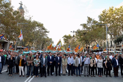 Milers de persones, amb Govern al capdavant, protesten a Barcelona contra el 155