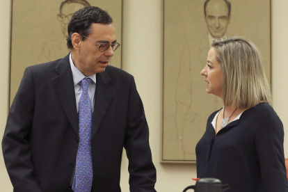 Jaime Caruana con Ana Oramas, diputada de Coalición Canaria, ayer en la comisión de investigación.