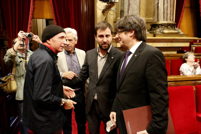 Puigdemont defendió ayer en el Parlament al diputado de JxSí, Lluís Llach, sobre el acatamiento de la ley por los funcionarios.