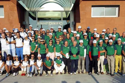 Foto de família dels dos equips que van participar ahir en el torneig, que va guanyar l’equip d’ICG Software, que va lluir un polo verd.