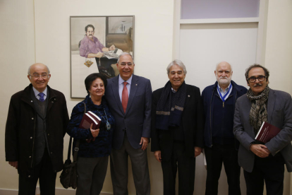 Autores del libro, el rector y exrector ante el retrato de Siurana.