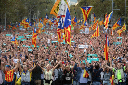 Bajo el lema “Llibertat Jordi Sànchez i Jordi Cuixart. En defensa dels drets i les llibertats”, casi medio millón de personas llenaron el centro de Barcelona. 