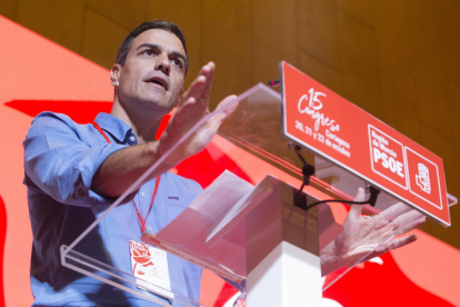 El secretario general del PSOE, durante su intervención en el Congreso del PSRM-PSOE en Murcia. 
