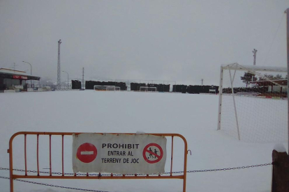 El campo de fútbol del Tremp ayer totalmente nevado.