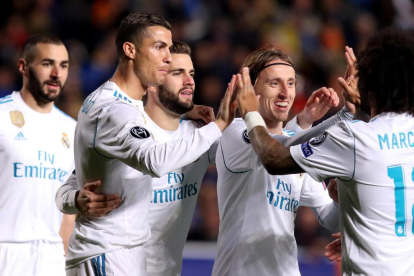Benzema, Cristiano, Nacho, Modric i Marcelo celebren un dels gols.