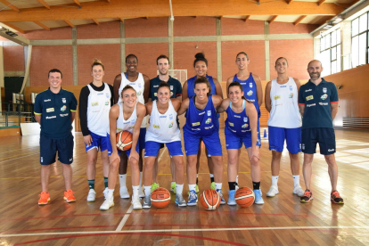 Las jugadoras y técnicos del Cadí La Seu antes del entrenamiento que llevaron a cabo ayer en Oliana.