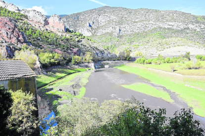 El río Segre en Coll de Nargó, en la cola del pantano de Oliana, con pocas reservas (45%) y rodeado de verde, inusualmente en otoño.