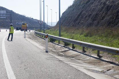 El cable elèctric estès ahir a l’autovia a Cervera després del xoc del globus aeroestàtic.