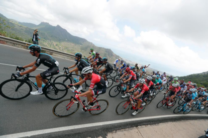 El grup de la Vuelta va deixar ahir que la fuga es jugués la victòria a la localitat d’Alcossebre.
