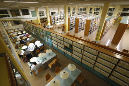 Estudiants ahir a la nit a la biblioteca d’Agrònoms, la primera que obre a la nit.