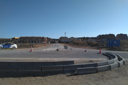 Les obres de construcció de la nova rotonda d’Almacelles.