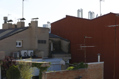 Vista parcial de la antena de telefonía de Canonge Brugulat que la Paeria ordenó retirar. 