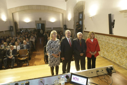 Josep Vallverdú, flanquejat pels responsables de l’IEI, ahir amb el públic que va omplir l’Aula Magna.