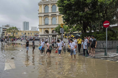 El peor tifón de la temporada azota el sur de China y deja siete muertos