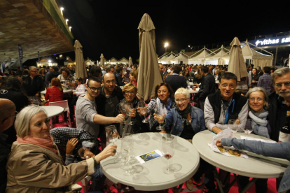 Visitants ahir degustant l’oferta de vi i tapes en la novena edició de la Festa del Vi.