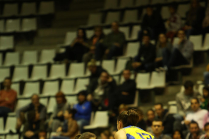 Meiya Tirera i Bahí intenten evitar el llançament de Naignoume Coulibaly, jugadora del Girona.
