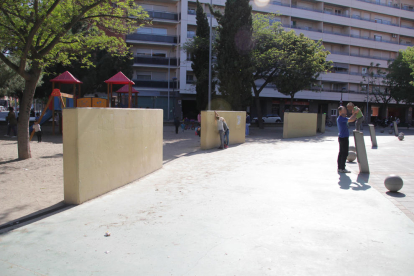 Vista dels murs de la plaça Josep Piñol a Pardinyes.