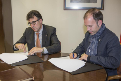 Lluís Salvadó i Xavier Casoliva, durant la firma del conveni ahir.