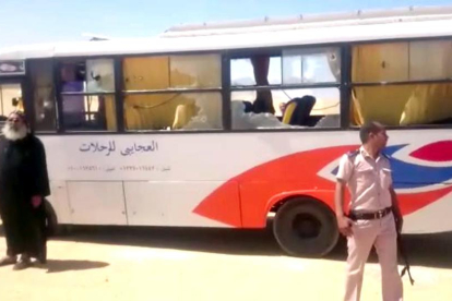 L'autocar que transportava cristians coptes a Egipte que ha estat atacat.