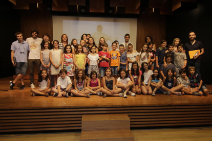 Foto final de grup amb la majoria de premiats al concurs, ahir a l’Espai Orfeó de Lleida.