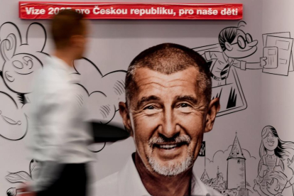 Cartel promocional a favor del millonario Andrej Babis, líder del populista ACD.  