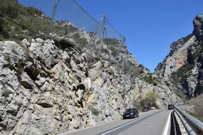 Redes para contener desprendimientos  ■  A la espera del nuevo túnel adjudicado ayer, la Generalitat instaló meses atrás redes en la ladera junto al tramo de la carretera C-14 afectado por desprendimientos entre Organyà y Montant de Tost.