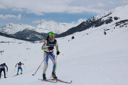 Sergi Brau, Marta Cester y Gral Sellés, en el tercer cajón del podio absoluto. A la derecha, Claustre Muntaner durante la prueba de ayer.