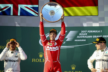 Sebastian Vettel celebra al podi el triomf en el Gran Premi d’Austràlia al davant dels Mercedes de Hamilton i Bottas.