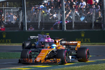 Sebastian Vettel celebra en el podio su triunfo en el Gran Premio de Australia por delante de los Mercedes de Hamilton y Bottas.